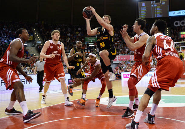 形成鲜明对 形成鲜明对